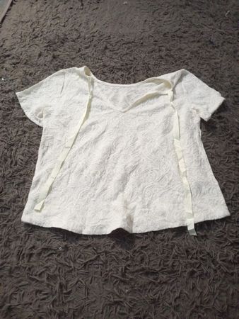 Weiße Spitzenshirt mit Bändern