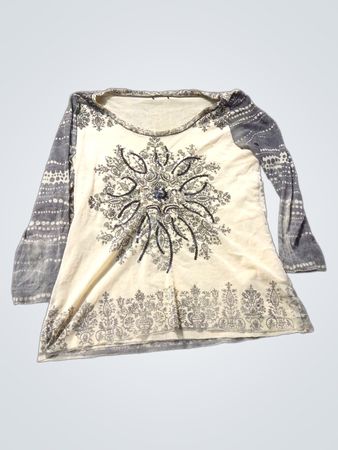Cremfarbenes Langarmhemd mit aufwendigem grauem und schwarzem Druck