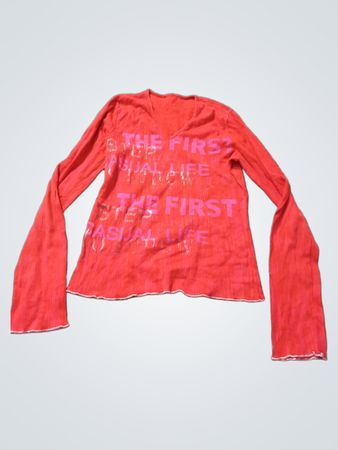 Rotes Langarmshirt mit dem Text "THE FIRST STEP CASUAL LIFE