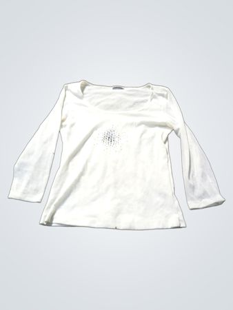 Chemise blanche à manches longues avec des ornements sur le devant