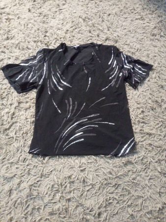 Schwarzes T-Shirt mit silbernem abstraktem Design