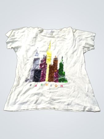 Weißes T-Shirt mit Stadtansicht und "FASHION"-Druck