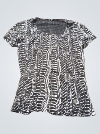 Schwarz-weiß gemustertes T-Shirt