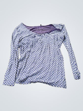 Langärmliges blaues gemustertes Oberteil