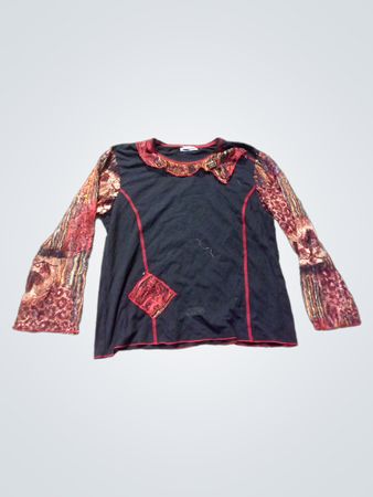 Langärmliges schwarzes Oberteil mit roten und goldfarbenen gemusterten Ärmeln und Kragen.