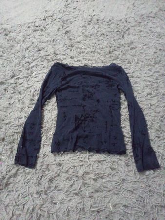 Dunkelblaues Langarmshirt
