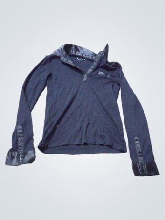Schwarzes Langarmshirt mit dekorativem Kragen