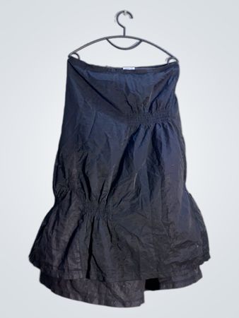Schwarzes trägerloses Kleid