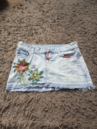 Denimrock mit floralen Stickereien