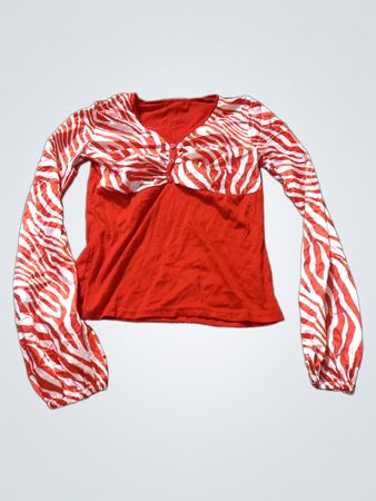 Rotes langärmliges Oberteil mit Zebra-Print-Ärmeln