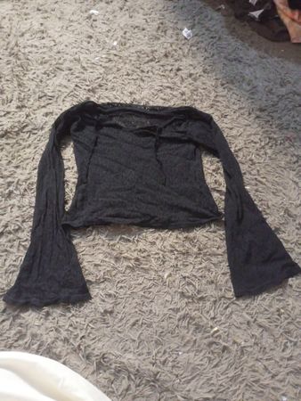 Schwarzes Langarmoberteil mit Glockenärmeln