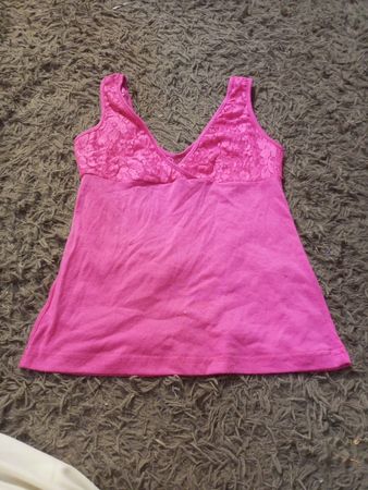 Tanktop mit pinkfarbener Spitzenborte