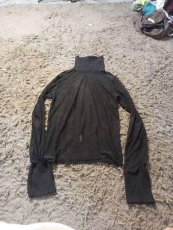 Schwarzer Rollkragenpullover