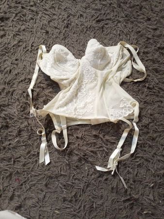 Weißes Spitzenkorsett mit Strumpfhaltern