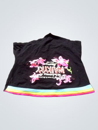 Schwarzes Top mit Blumenmuster und Regenbogenbesatz