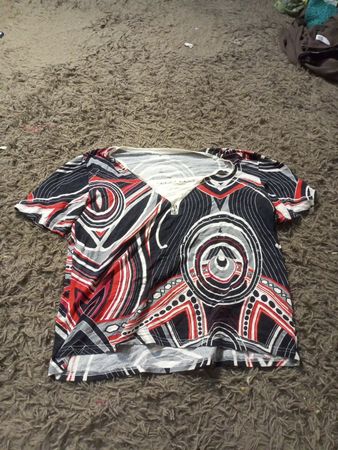 Kurze Ärmel V-Ausschnitt T-Shirt mit geometrischem Print