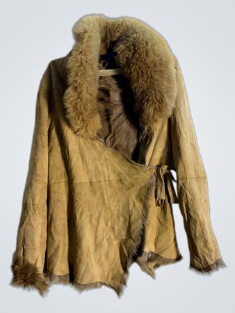 Manteau en cuir suédé tan et en fourrure