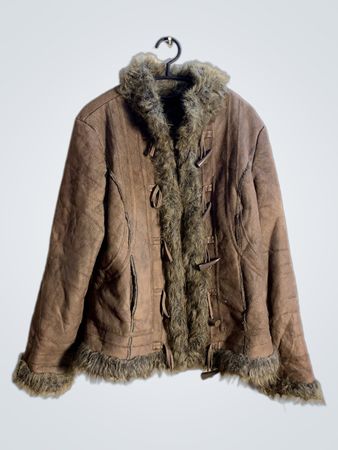 Veste en fausse fourrure brune avec des boutons à bascule.