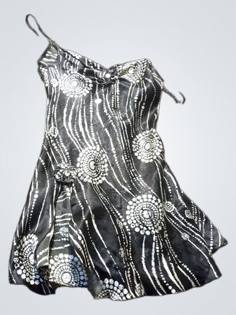 Schwarzes und weißes gemustertes Kleid