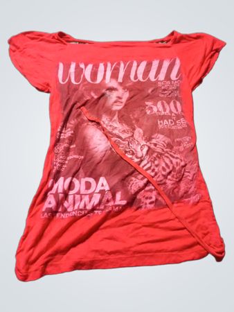 Rotes T-Shirt mit "Woman" Magazin Grafik