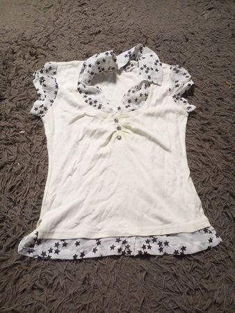 Weißes T-Shirt mit schwarzem Sternenprint-Overlay