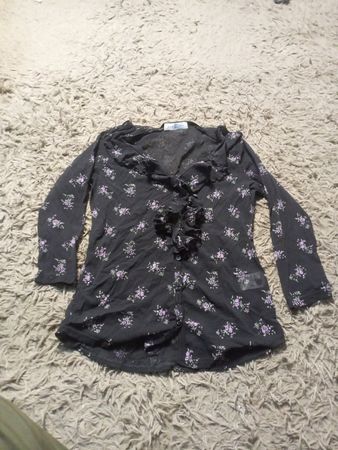 Neue Look schwarze Bluse mit floralem Druck und Rüschen
