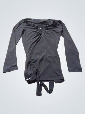 Schwarzes Langarmoberteil mit Bindungsdetails