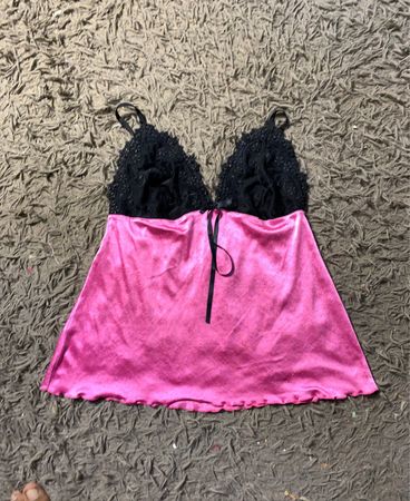 Rosa und schwarze Spitzen-Camisole