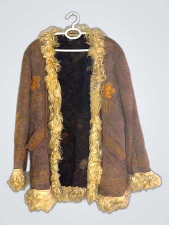 Veste en daim vintage avec bordure en fourrure.
