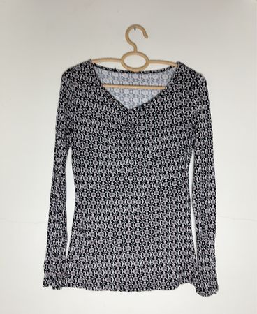 Long-sleeved shirt with black and white pattern