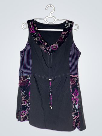 Ärmelloses schwarzes Top mit geometrischen und floralem Druckakzenten