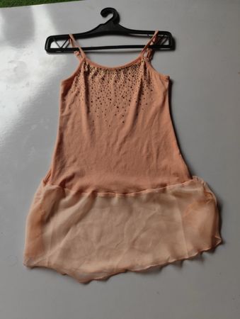 Pfirsichkleid mit verziertem Ausschnitt und transparenter Saum