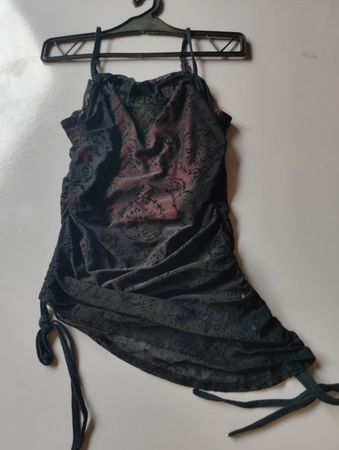 Schwarzes gerafftes Top mit roter Innenseite