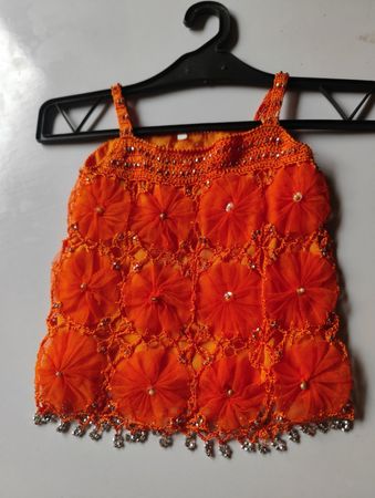 Orangenverziertes Kleid