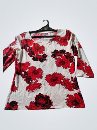 Weiße Bluse mit rot-schwarzem Blumenmuster