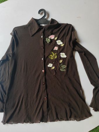 Braun floral besticktes Mesh-Shirt