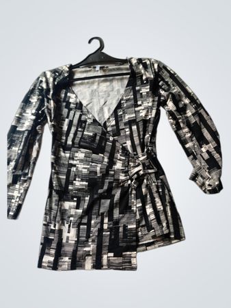 SAVANNAH black and white patterned wrap top