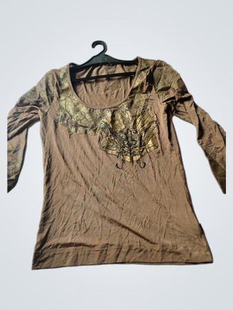 Braunes Langarmhemd mit goldener Aufschrift