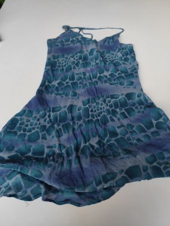 Blaues und lila abstraktes Druckkleid