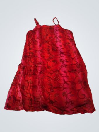 Rotes Blumenmusterkleid