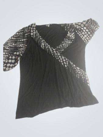 M&Co. Schwarzes Oberteil mit gepunkteten Ärmeln