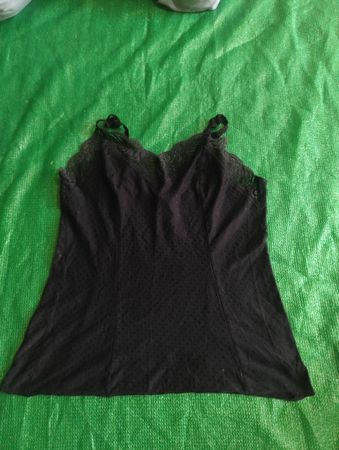 Schwarzes Top mit Spitzenbesatz