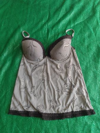 Graues Babydoll mit floralem Stickereien und Spitzenbesatz