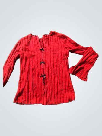 Roter gerippter Strickcardigan mit schwarzen Schleifendetails