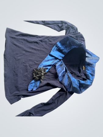 Marineblaues Langarmoberteil mit blauem Rüschensaum
