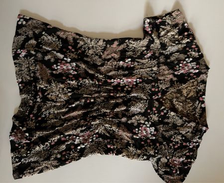 Schwarzes Blumenmuster-Top