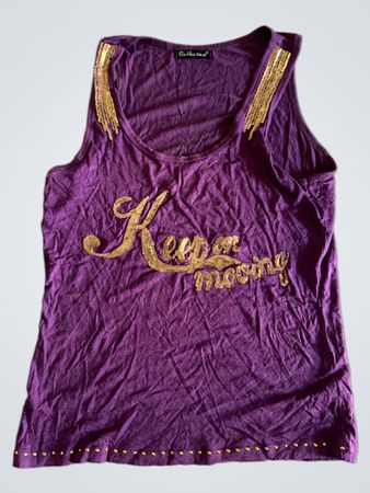 Lila Tanktop mit goldenen Pailletten und dem Text "Keep on moving