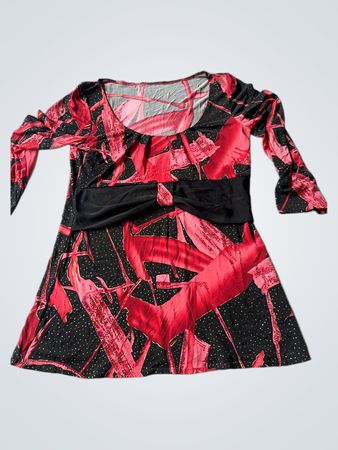 Schwarzes und rotes abstraktes Druckkleid mit schwarzem Schleifenakzent