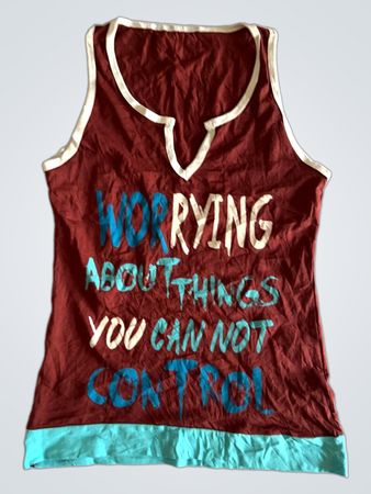 Maroon Tanktop mit der Grafik 'Mach dir keine Sorgen um Dinge, die du nicht kontrollieren kannst'