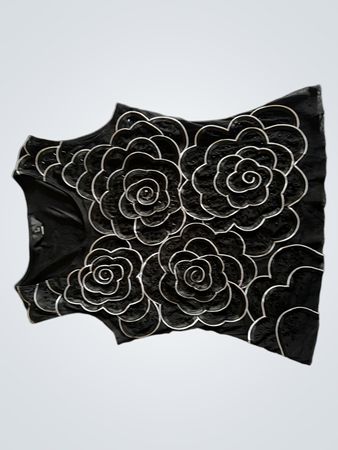 Schwarzes ärmelloses Oberteil mit floraler Applikation